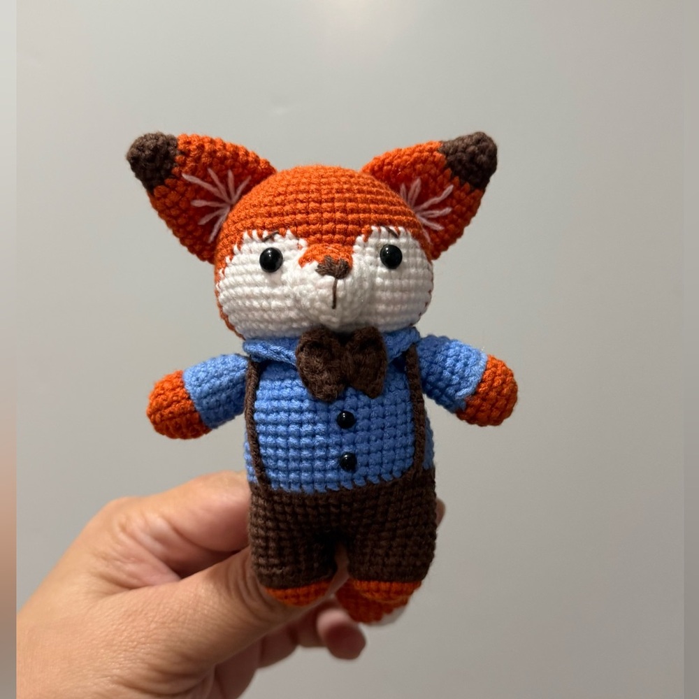 🧶Hand-lmade crocheted Mr. Fox keychain